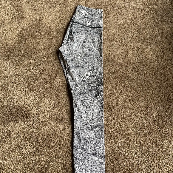 lululemon athletica Pants - Lululemon paisley print leggings